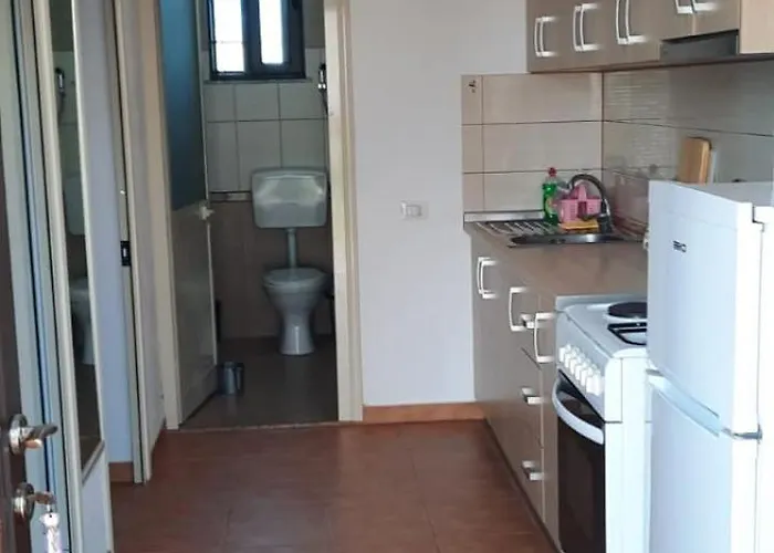 Jone * Golem (Tirana)